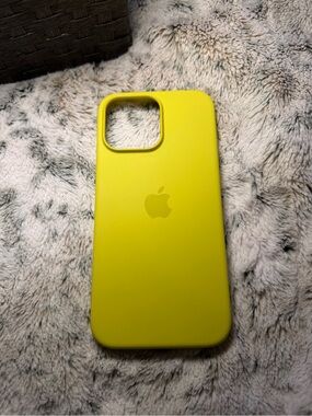 Apple Silicone iPhone 16 Pro Max Case- Starfruit